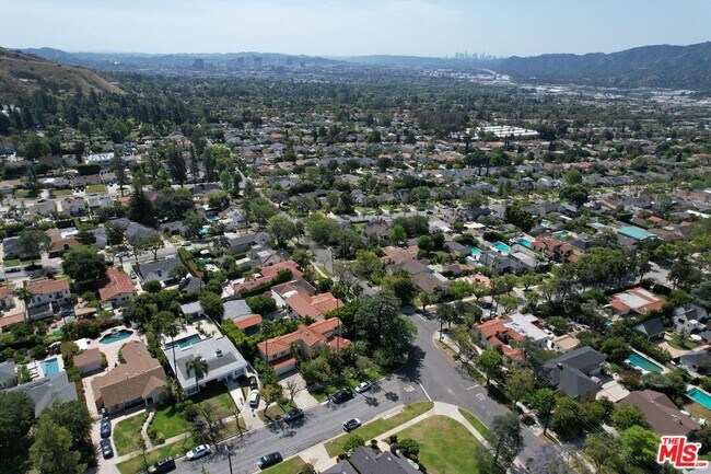 Building Photo - 1861 W Mountain St