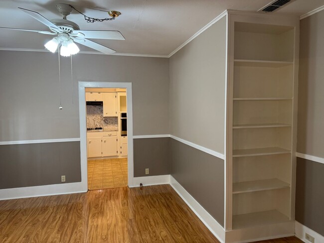 Building Photo - 2-bed/1-bath Downstairs unit!