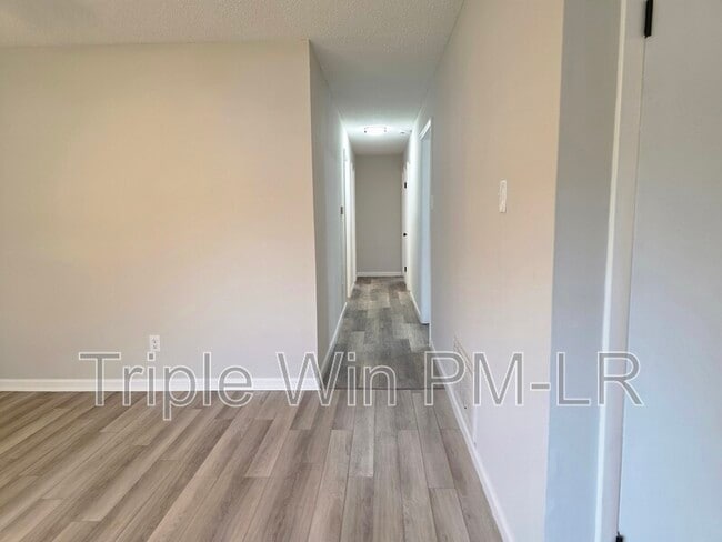 Building Photo - 8 Willowridge Cove