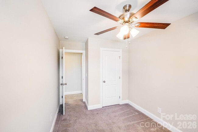 Building Photo - 604 W 8th St