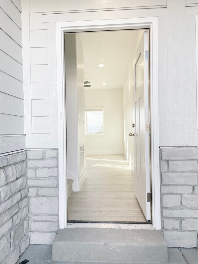 Building Photo - 1599 N 1870 E