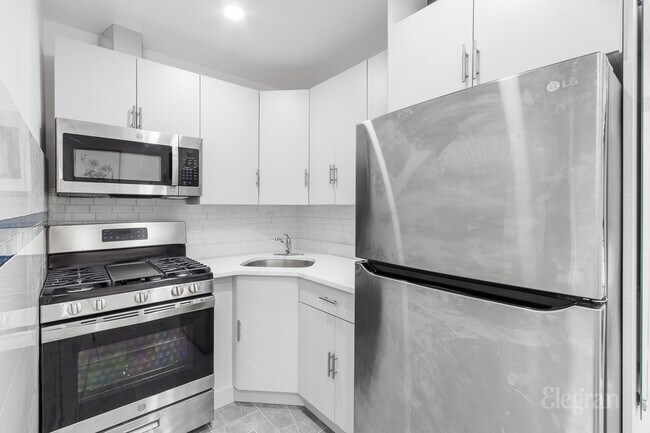 Building Photo - 347 E 4th St