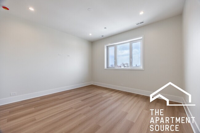 Building Photo - 1620 W Grand Ave