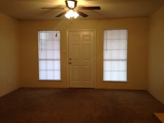Building Photo - 905 Parkwood Dr