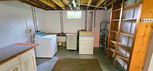 Building Photo - Welcome to this charming 2 bedroom, 1 bath...