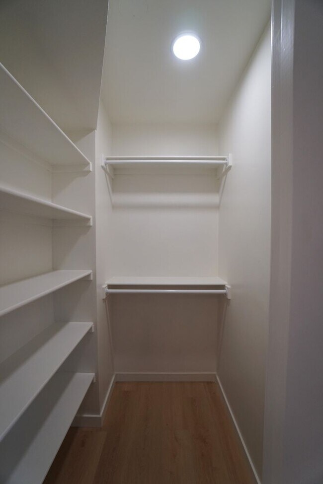 Building Photo - 2905 Mesa Rd