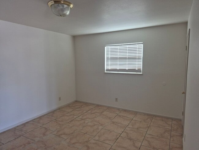 Building Photo - 4- Bedroom 1.5 bath home with over 1400sqft of living space!!