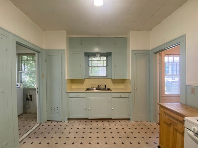 Building Photo - Prelease for August!  Close to Campus!  2800 Dancy.