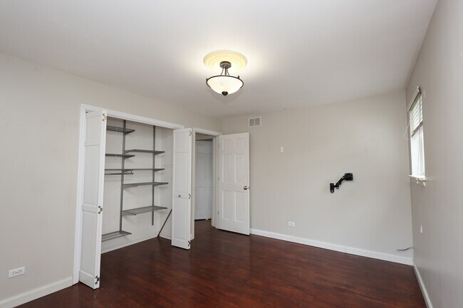 Building Photo - 613 Leamington Ave
