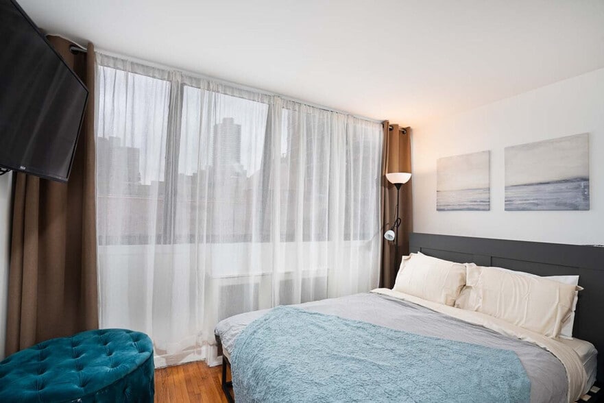 Building Photo - 324 E 75th St