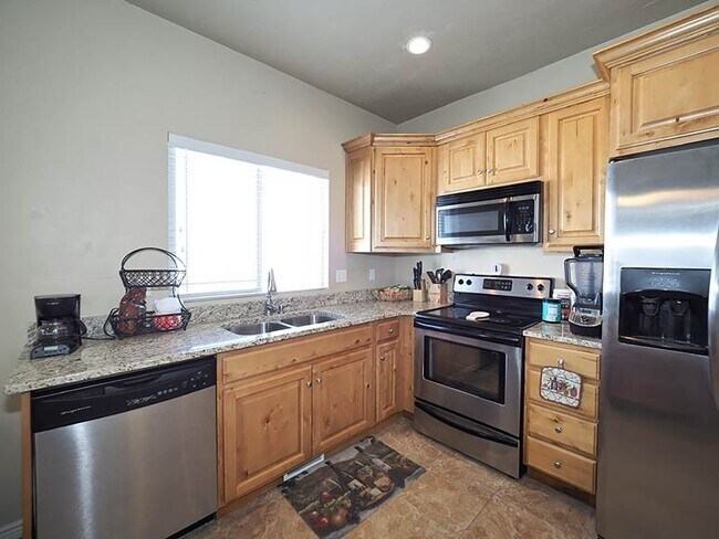 Building Photo - Perfect Town Home in Eagle Mountain