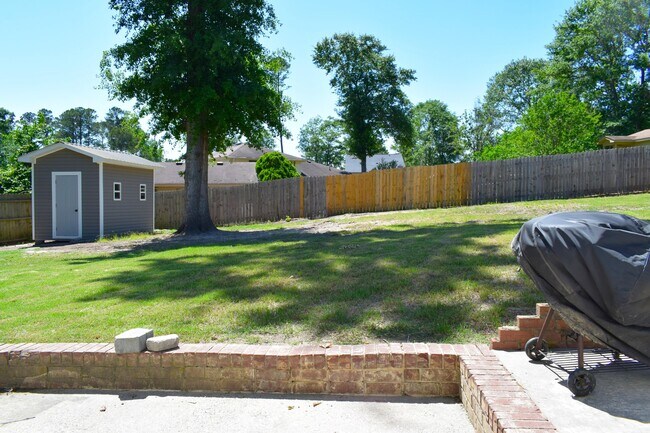 Building Photo - 321 Oak Lake Dr