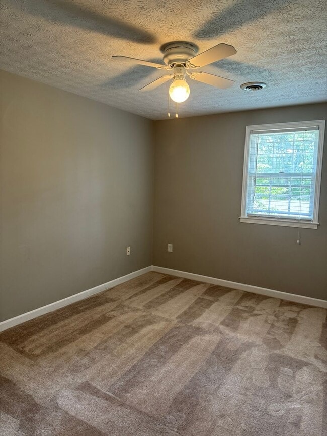 Building Photo - 4 Bedroom with fenced in yard!
