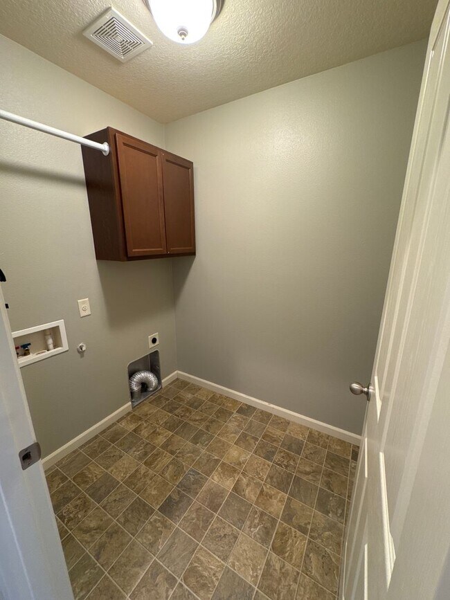 Building Photo - Beautiful 3 bedroom with bonus loft area i...