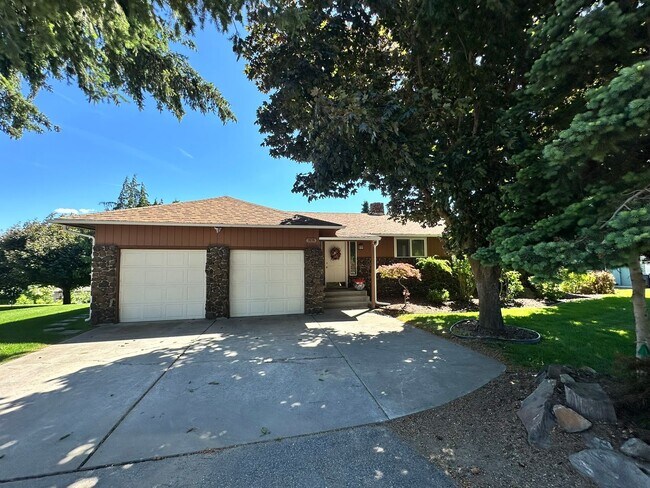Building Photo - Stunning 3 Bedroom and 3 Bathroom Home, wi...