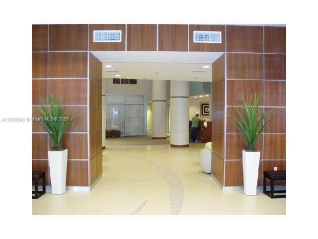 Building Photo - 1750 N Bayshore Dr