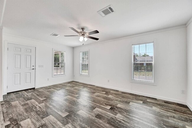 Building Photo - 2563 Skyview St
