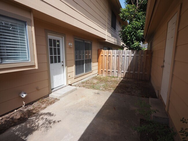 Building Photo - Amazing Austin condo!