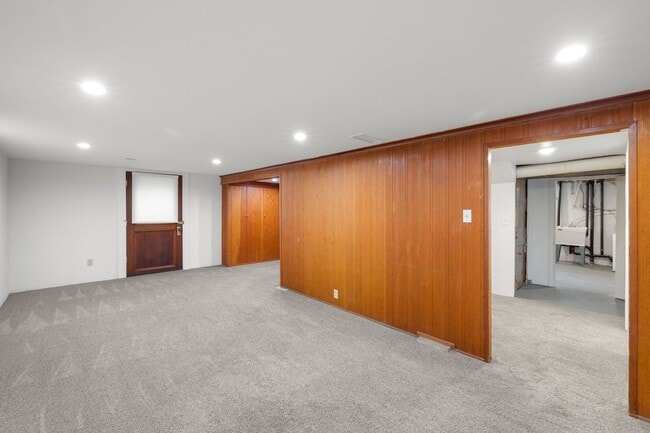 Building Photo - 2 bedroom 1 bath with full basement in Sellwood!