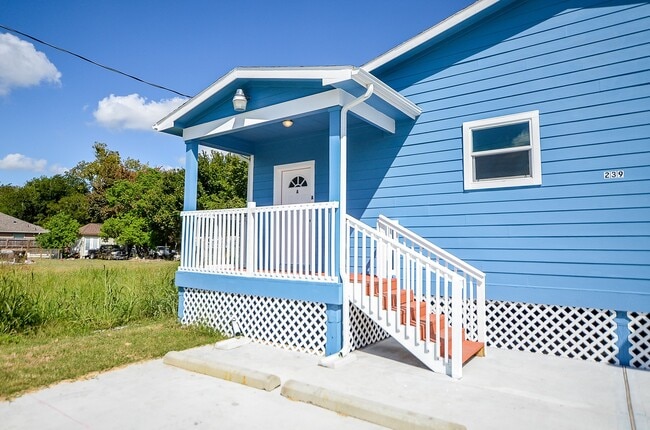 Building Photo - 239 Broadhurst