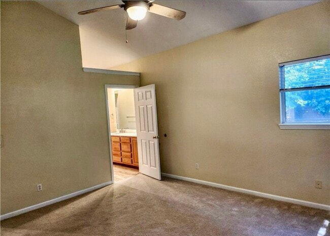 Building Photo - 207 Weiskopf Way