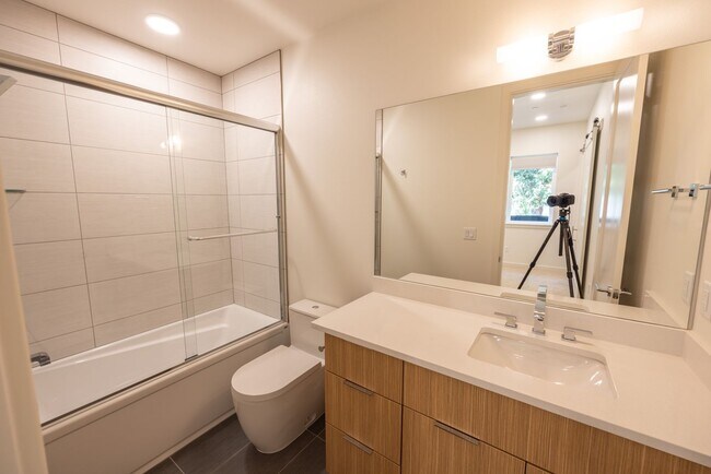 Building Photo - Riverside Townhomes - Waterfront Living in...