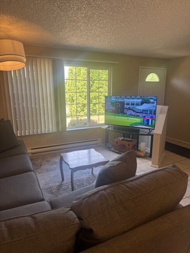 Building Photo - Beautiful 3 bed 2 bath rambler in South Hi...
