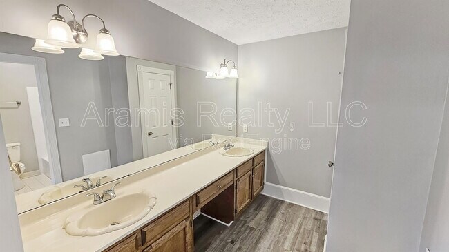 Building Photo - 4858 Glenwhite Dr