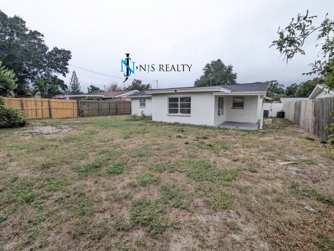 Building Photo - REDUCED!! NEW FLOORS, NEW PAINT INSIDE & OUT.. 2/1/1 with a bonus room! just minutes from downtow...