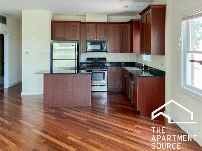Primary Photo - 3114 N Racine Ave