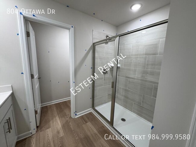 Building Photo - 804 Ottawa Dr