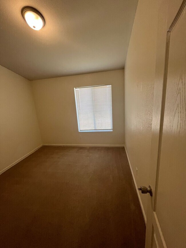 Building Photo - 550 Castlerock Ave
