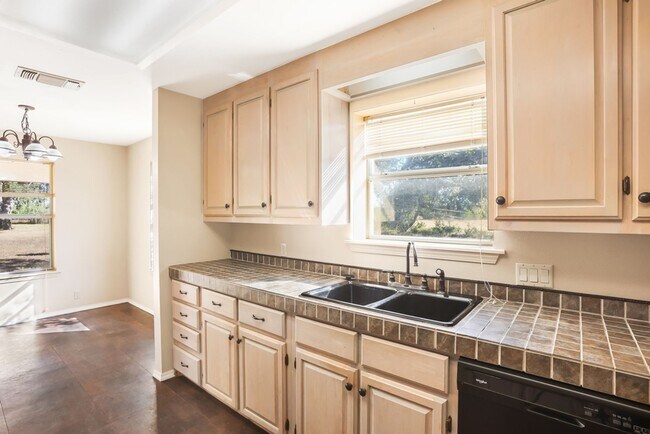 Building Photo - Hill Country Retreat