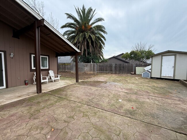 Building Photo - Bright Updated Single Story Home