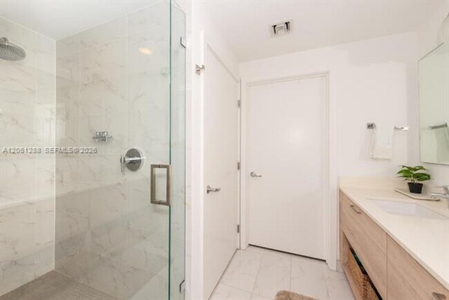 Building Photo - 16385 Biscayne Blvd