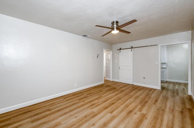 Building Photo - 326 E Dudley Ave