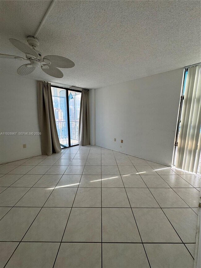 Building Photo - 20100 W Country Club Dr