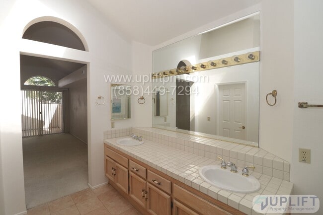Building Photo - 3 Bed, 2 Bath Single Story Home