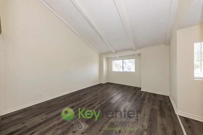 Building Photo - Exclusive Newport Terrace Condos - Trails to the Beach!