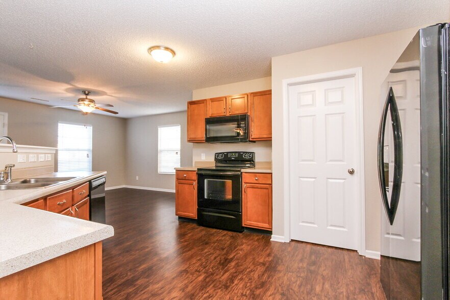 Building Photo - 738 Rosea Ct