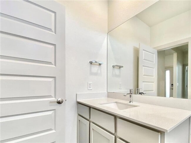 Building Photo - 100 Geminiflora Bend