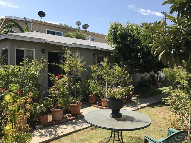 Building Photo - Quadruplex