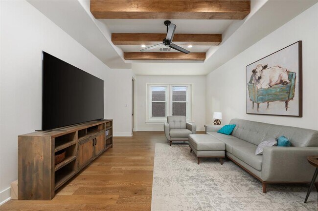 Building Photo - 510 E 7th St