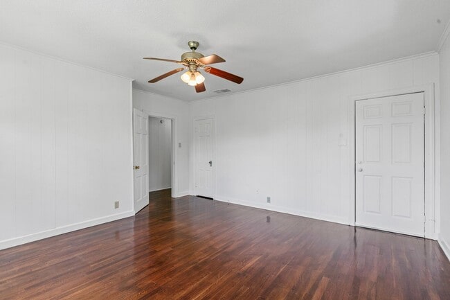 Building Photo - Historic Charm in Hillsboro!