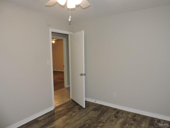 Building Photo - 7834 Charter Oaks Dr