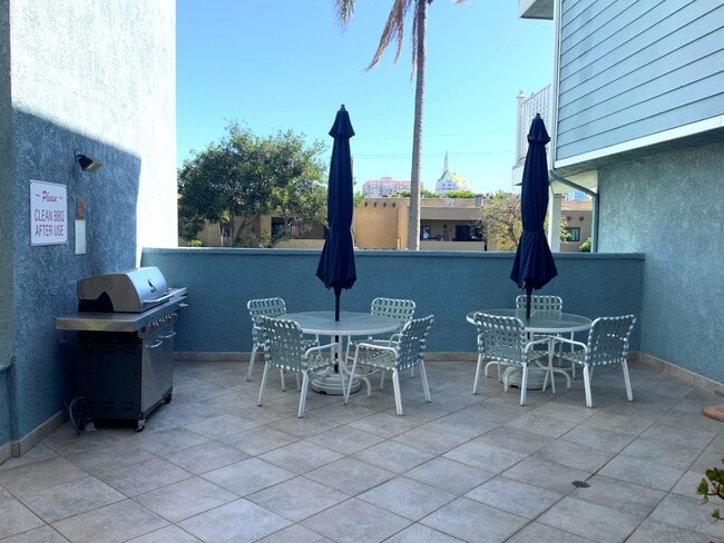 Building Photo - 955 E 3rd St