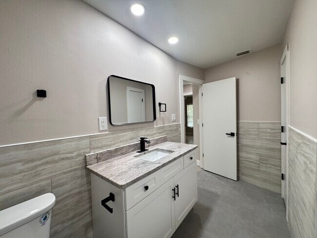 Building Photo - Fully Renovated Palm Harbor Home