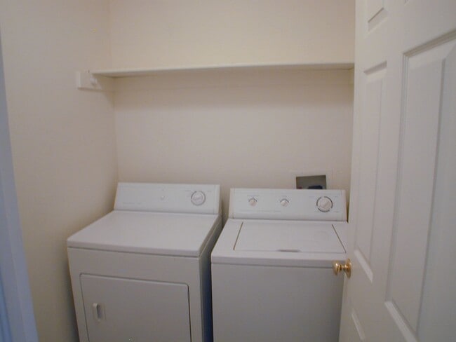 Building Photo - House For Lease