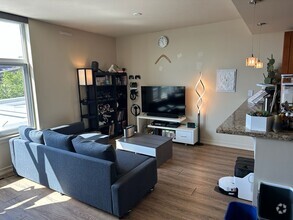 Building Photo - Light & Bright Dock St Unit