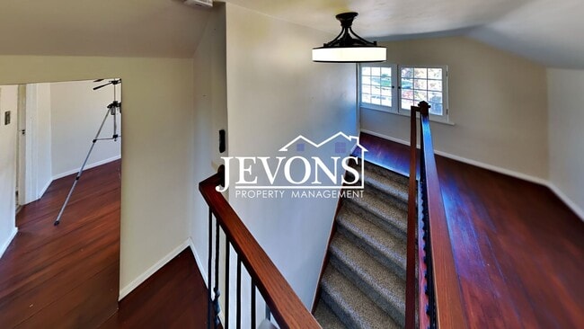 Building Photo - $895 Rent Credit - Charming 3-bedroom home with washer and dryer, an equipped kitchen, and nearby...